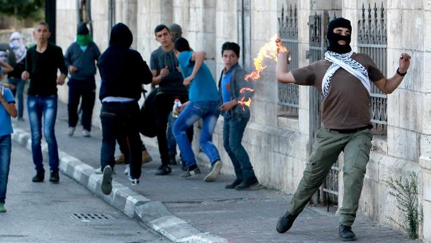 Un Palestinien lance un cocktail Molotov vers les forces de l'ordre israéliennes, à l'entrée de Bethlehem, le 11 novembre 2014