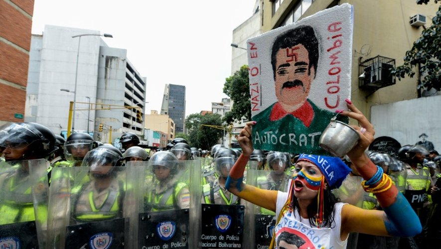 Des policiers bloquent des militants de l'opposition lors d'une marche à Caracas, le 16 septembre 2016 au Venezuela
