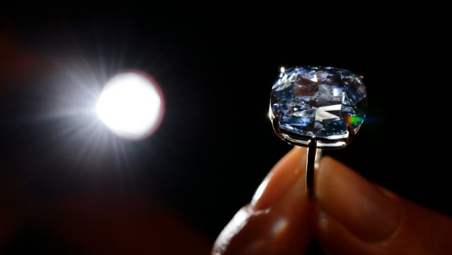 Le "Blue Moon diamond" vendu par Sotheby's à Genève, pour 40 millions d'euros