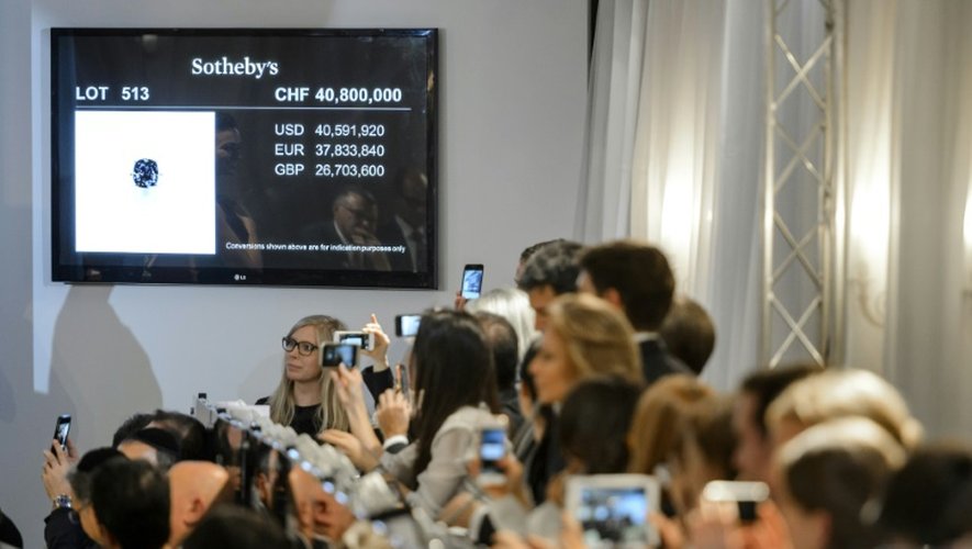 Effervescence lors de la mise en vente du diamant "Blue moon" chez Sotheby's à Genève, le 11 novembre 2015