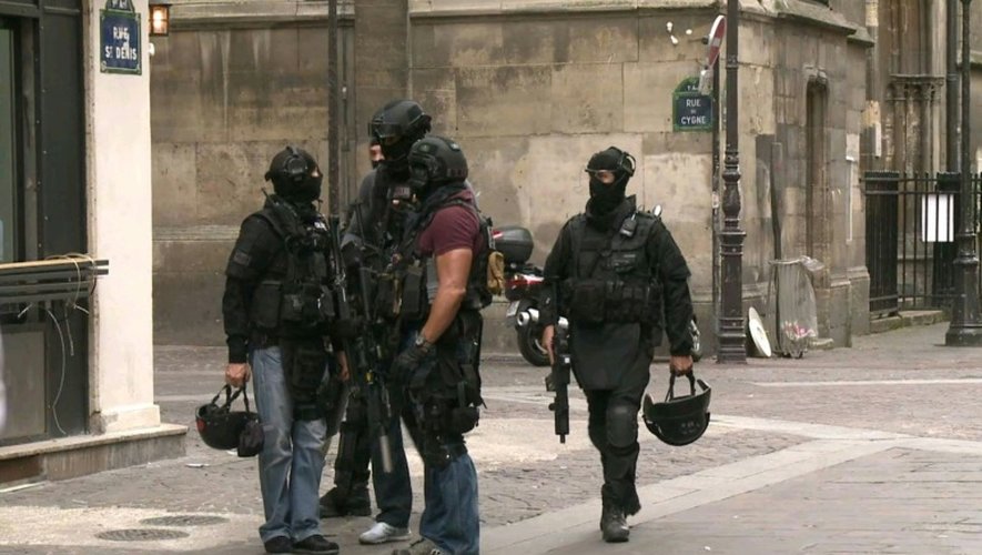 Des membres de la Brigade de recherche et d'intervention (BRI) interviennent devant l'église Saint-Leu dans le centre de Paris, le 17 septembre 2016, après une fausse alerte