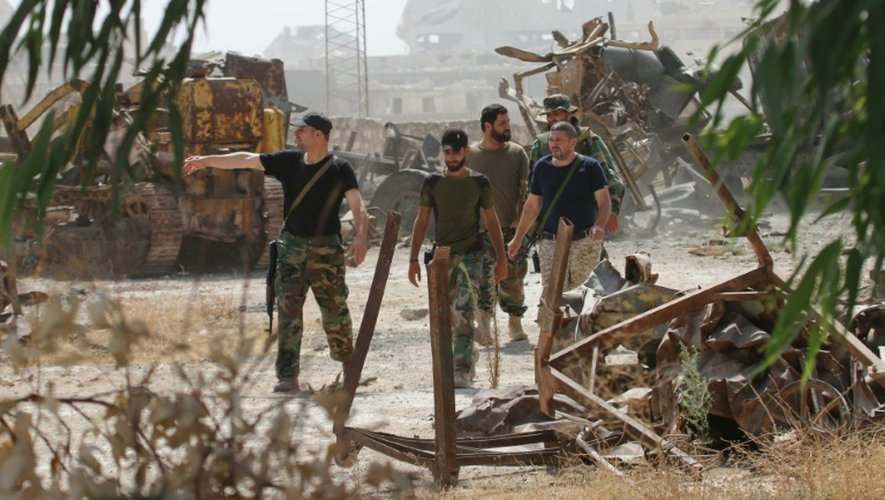 Des combattants du régime syrien mènent une offensive à Ramoussa, au sud-ouest d'Alep, le 21 septembre 2016