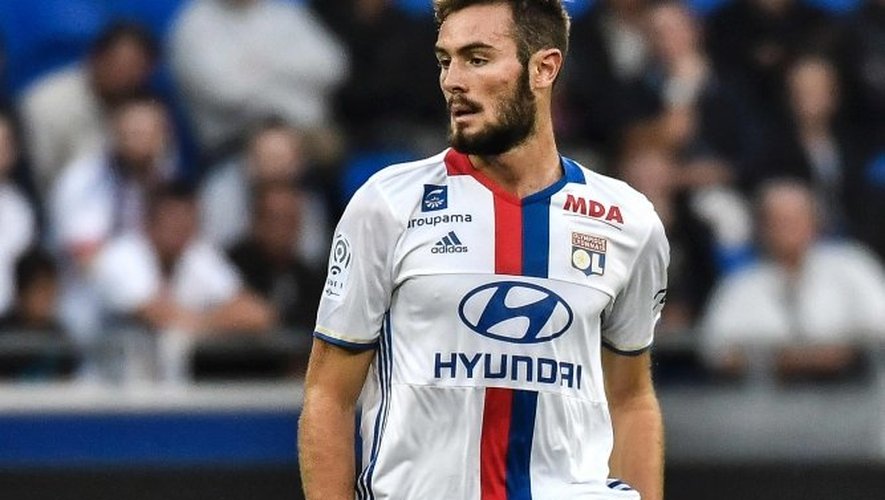 Tousart aurait pu inscrire son premier but en Ligue 1 d’une tête sur un coup franc de Fekir (24e).