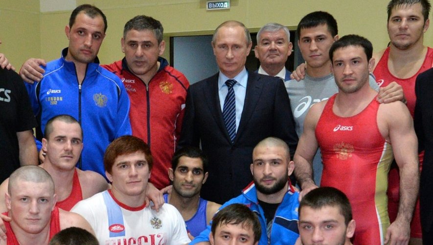 Le président Vladimir Poutine au milieu d'athlètes le 11 novembre 2015 dans un centre d'entraînement à Sotchi