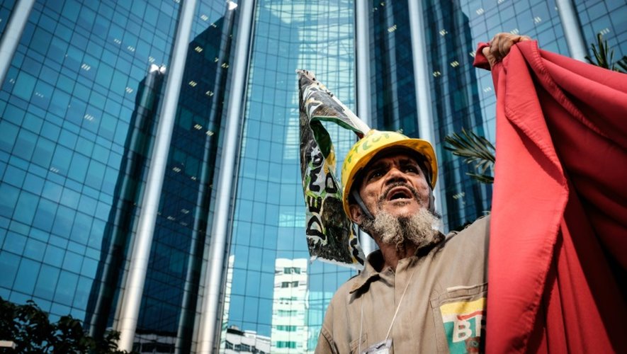Un ouvrier de Petrobras participe à une manifestation devant le siège du groupe pétrolier brésilien, le 15 juillet 2016 à Rio de Janeiro