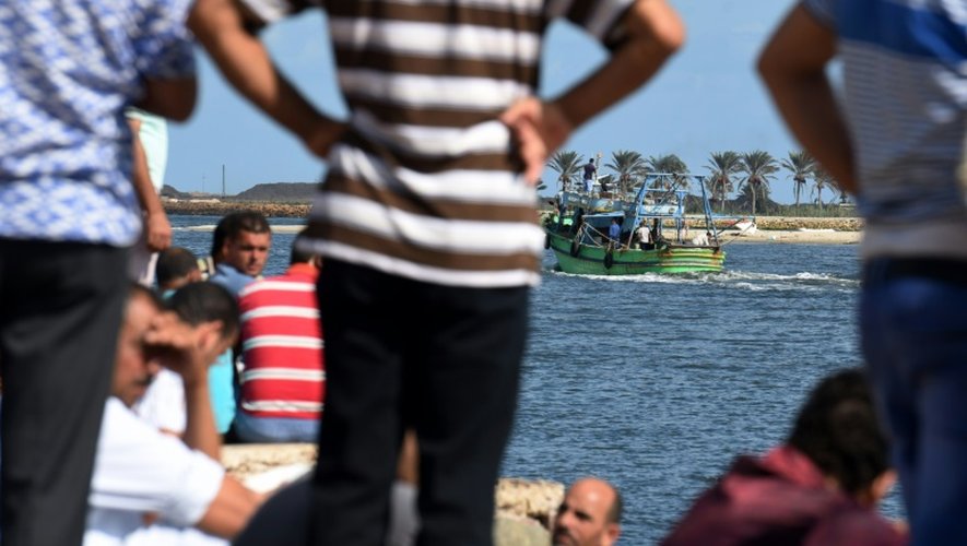 Un bateau quitte le port de Rosette, en Egypte, le 22 septembre 2016, à la recherche des migrants disparus dans le naufrage la veille de de leur bateau