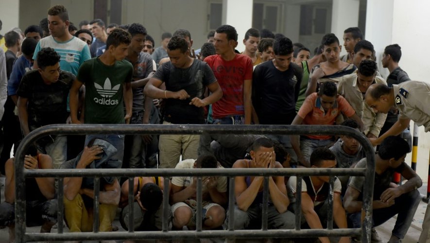 Des survivants d'un bateau de migrants ayant fait naufrage la veille au large de Rosette, sont retenus dans un poste de police de Rashid en Egypte, le 22 septembre 2016