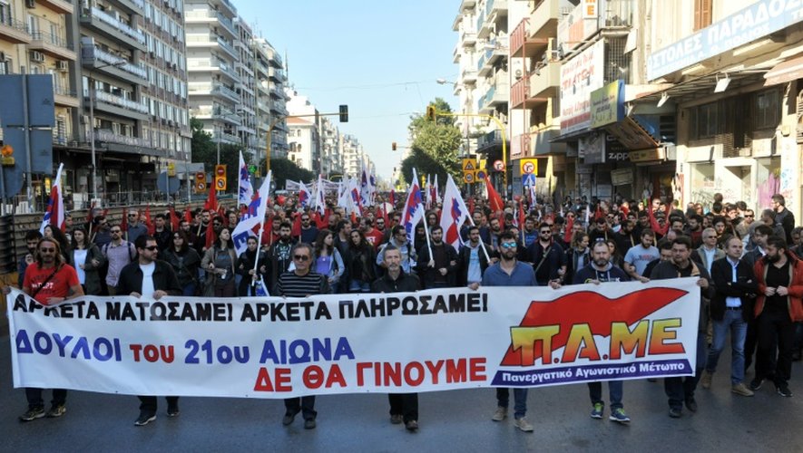 "Esclaves du 21ème siècle", peut-on lire sur la banderole du syndicat PAME, proche du parti communiste KKE, qui ouvre le cortège contre les nouvelles mesures d'austérité en Grèce, le 12 novembre 2015 à Athènes