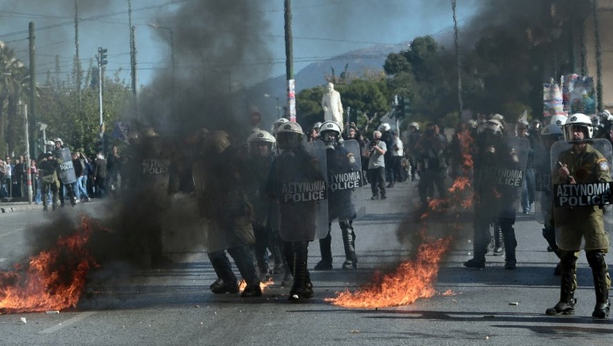 La police grecque prête à intervenir alors que certains manifestants ont jeté des cocktails molotov lors d'un rassemblement contre de nouvelles mesures d'austérité, le 12 novembre 2015 à Athènes le 12 novembre 2015