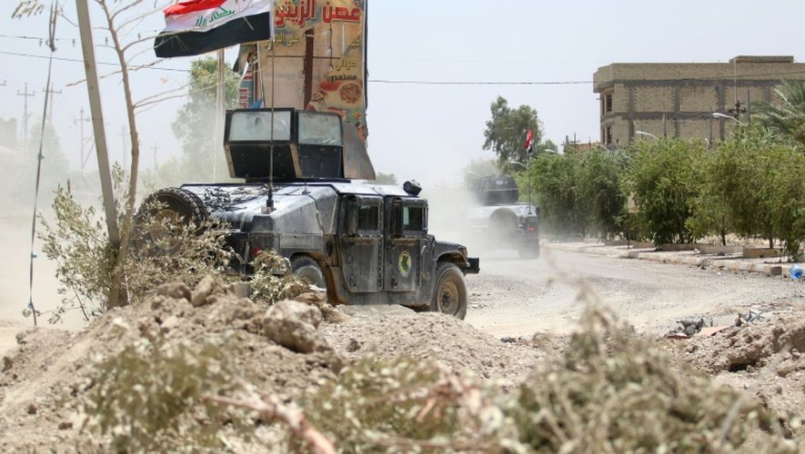 Des unités antiterroristes irakiennes patrouillent dans les rues de Falloujah reprises des mains du groupe EI, le 23 juin 2016