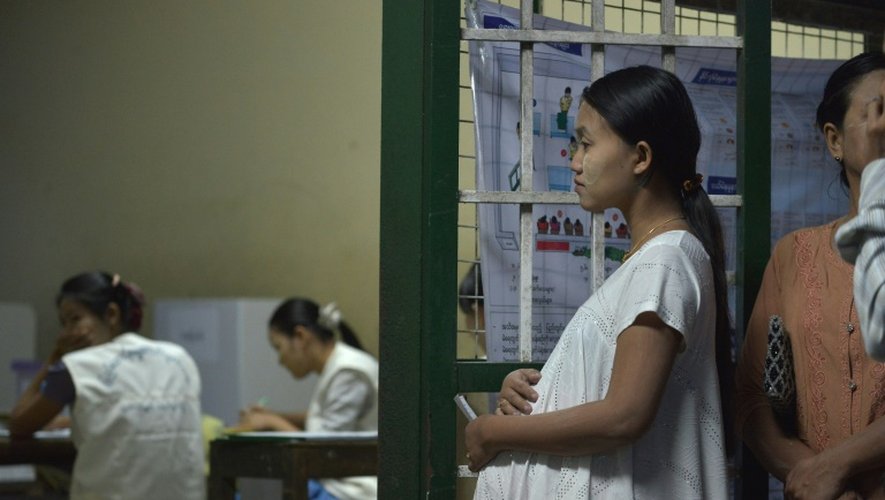 Une Birmane enceinte de neuf mois à Rangoun, le 8 novembre 2015