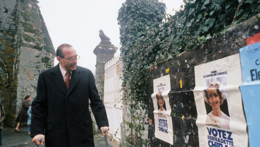 Jacques Chirac regarde les affiches électorales de son épouse Bernadette, qui est candidate aux élections cantonales de Sarran en Corrèze, en mars 1979