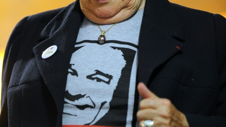 Bernadette Chirac arbore un T-shirt avec le portrait de son mari, lors de la campagne pour les élections départementales, à Brive (Corrèze), le 19 mars 2015