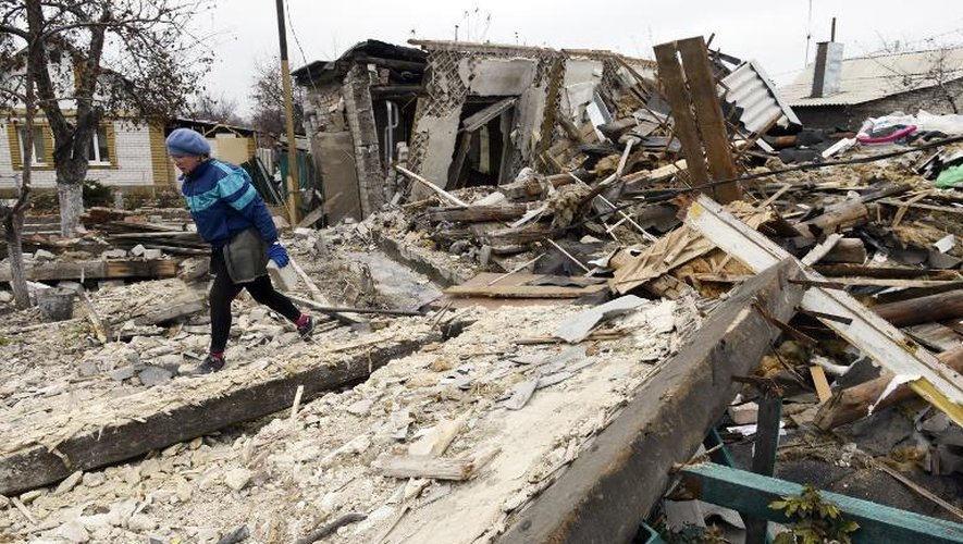 Une femme au milieu des ruines de sa maison le 11 novembre 2014 dans la banlieue de Donetsk