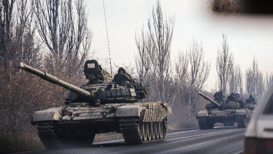 Une colonne de chars, près de la ville de Chakhtarsk, en route le 10 novembre 2014 vers Donetsk, dans l'est de l'Ukraine