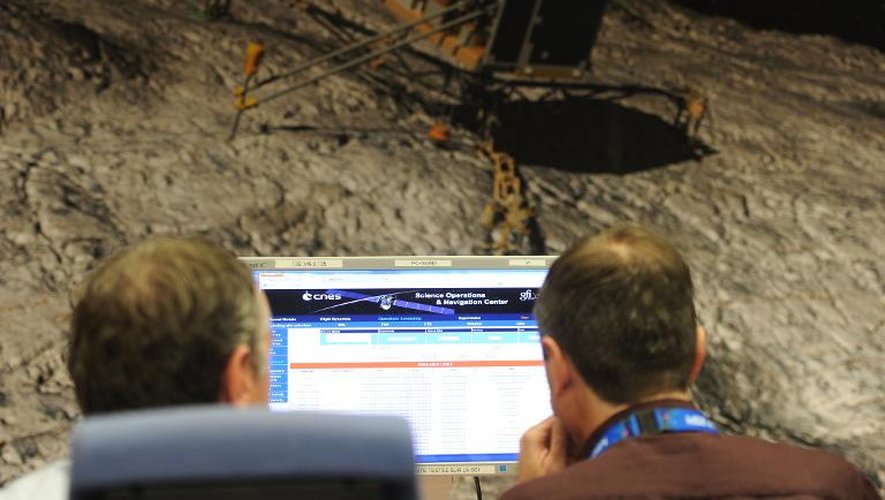 Des scientifiques suivent sur leurs ordinateurs les premières données transmises par le robot Philae au Centre national d'études spatiales à Toulouse