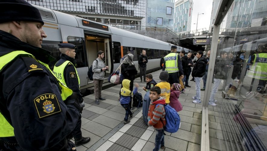 Des policiers suédois se préparent à inspecter un train à Malmö en 12 novembre 2015