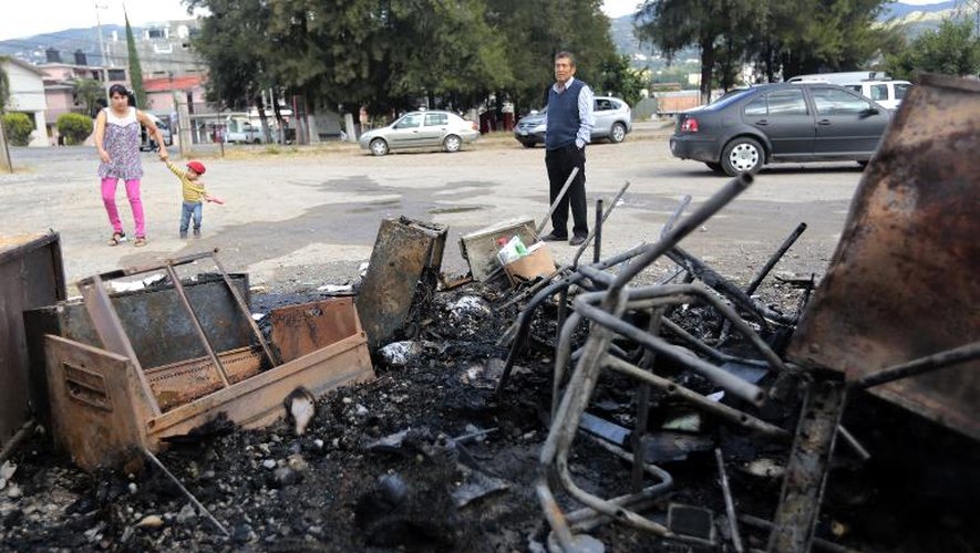 Des débris calcinés après l'incendie du siège du parti gouvernemental dans l'Etat du Guerrero par des manifestants, le 11 novembre 2014 à Chilpancingo, au Mexique