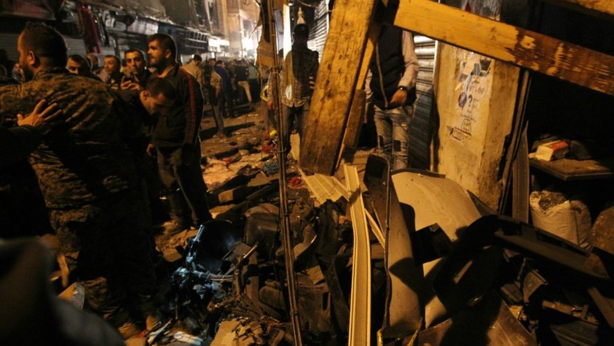 Des secouristes sur les lieux d'un double attentat-suicide à Beyrouth le 12 novembre 2015