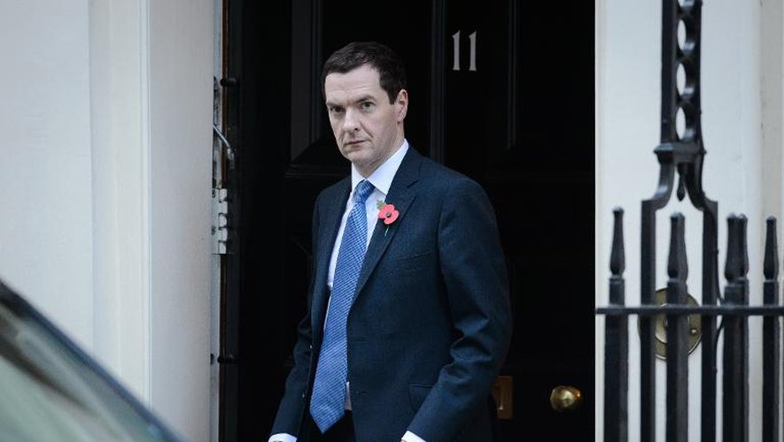 Le ministre britannique des Finances, George Osborne, devant le 10 Downing Street, le 27 octobre 2014 à Londres