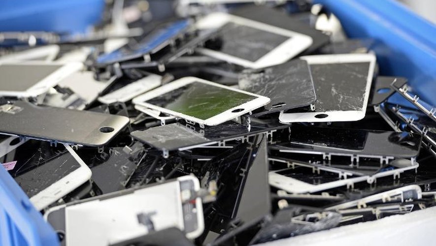 Des smartphones endommagés stockés à "Allo Smartphone" le 7 novembre 2014 à Paris