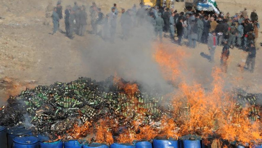 Des Afghans brûlent des stocks de drogue et d'alcool à Kaboul, le 12 novembre 2013