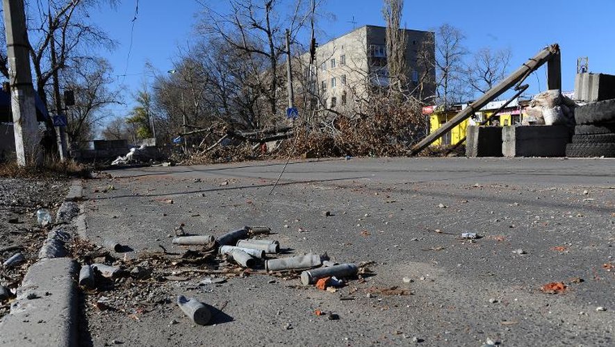 Des cartouches et obus jonchent le sol à Donetsk après des heurts le 26 octobre 2014