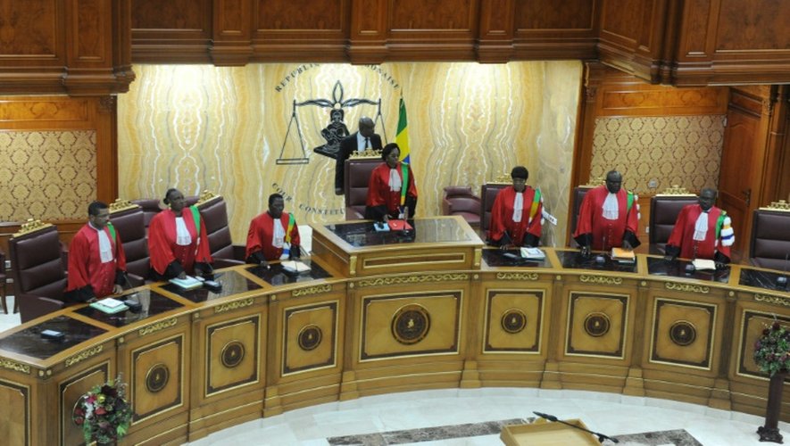 La présidente de la Cour constitutionnelle Marie-Madeleine Mborantsuo (c) prend place pour l'audience sur le contentieux électoral entre l'opposant Jean Ping et le président Ali Bongo, le 22 septembre 2016 à Libreville, au Gabon