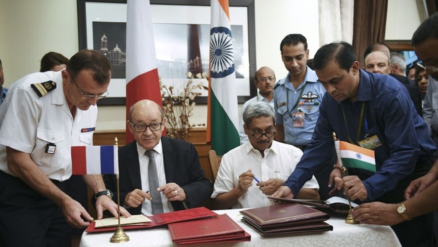 Le ministre français de la Défense Jean-Yves Le Drian signe avec son homologue indien Manohar Parrikar la vente de 36 Rafale, le 23 septembre 2016 à New Dehli