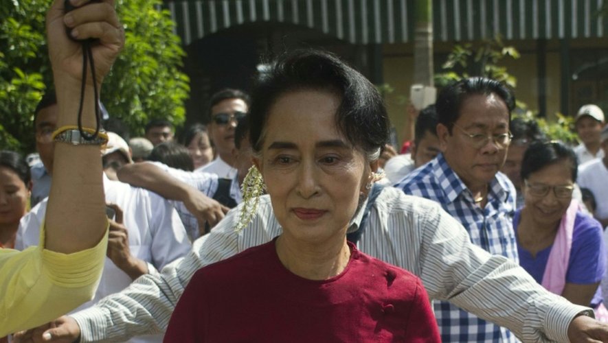 Aung San Suu Kyi visite un bureau de vote le 8 novembre 2015 à Rangoun