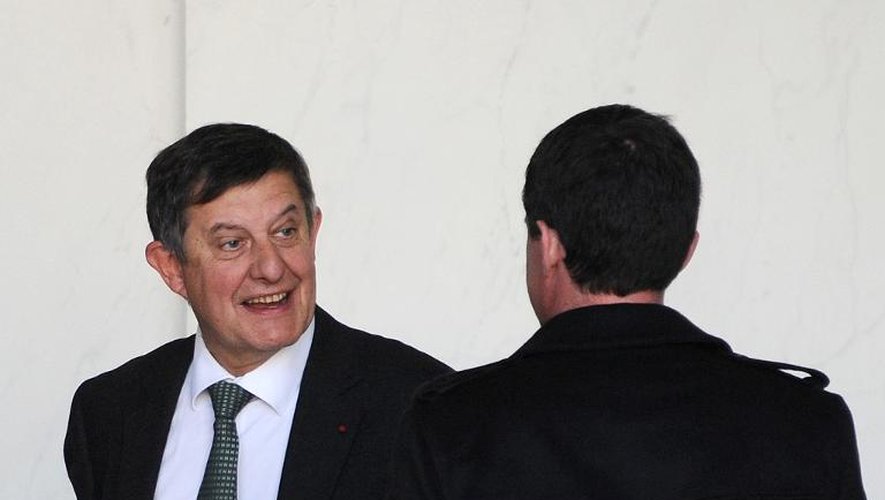 Le secrétaire général de l'Elysée Jean-Pierre Jouyet en discussion avec le Premier ministre Manuel Valls sur le péron du palais présidentiel à Paris le 12 novembre 2014