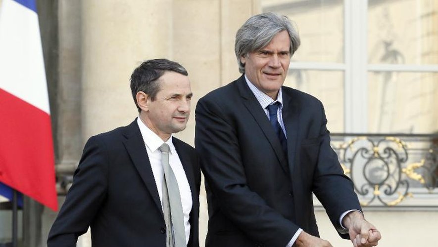 Le ministre français de l'Agriculture et porte-parole du gouvernement Stéphane Le Foll (d) en compagnie du secrétaire d'Etat à la Réforme de l'Etat Thierry Mandon au palais de l'Elysée à Paris le 12 novembre 2014