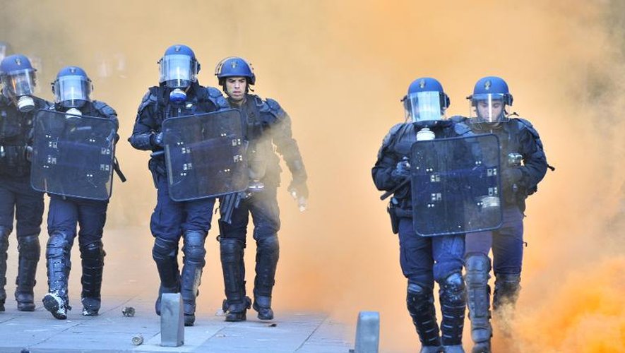 Des gendarmes mobiles lors d'affrontements en marge d'une manifestation à la mémoire de Rémi Fraisse, le 1er octobre à Nantes