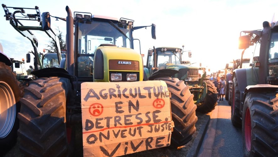 Des agriculteurs bloquent l'accès au siège du groupe agroalimentaire Lactalis à Change dans le nord-ouest de la France le 25 août 2016