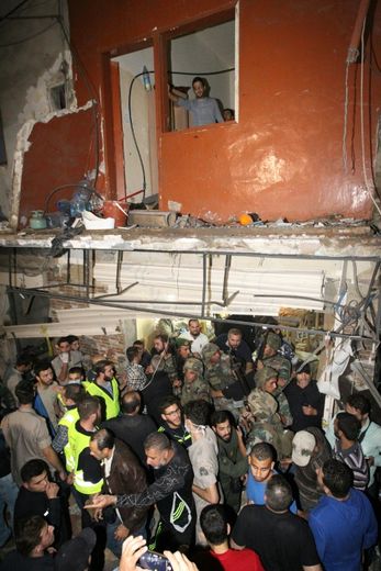 Des secouristes sur le site d'un double attentat à Burj al-Barajneh dans la banlieue surd de Beyrouth le 12 novembre 2015