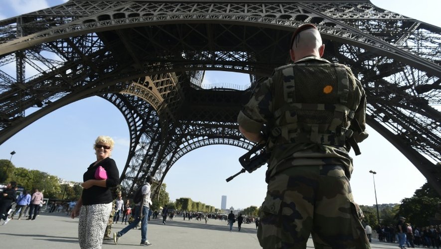 Un soldat sous la Tour Eiffel dans le cadre du plan vigipirate le 23 septembre 2014 à Paris