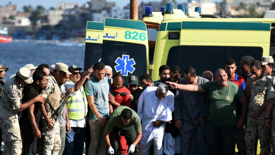 Des personnels médicaux recouvrent le corps d'un migrant décédé dans le naufrage d'un bateau, le 22 septembre 2016 dans le port de Rosette, en Egypte