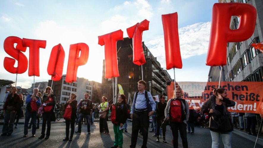 Des manifestants opposés au TTIP participent à une manifestation à Bruxelles, le 20 septembre 2016
