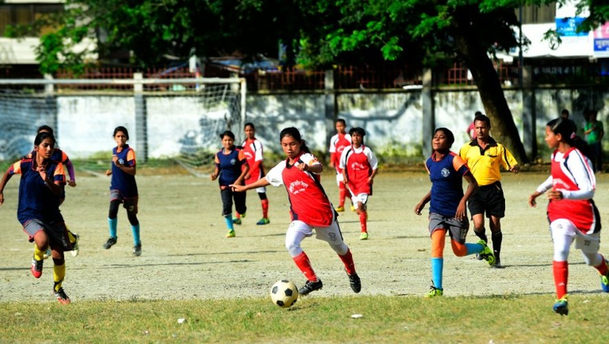 Les jeunes joueuses de Kolsindur lors d'un match à Dacca le 14 septembre 2015