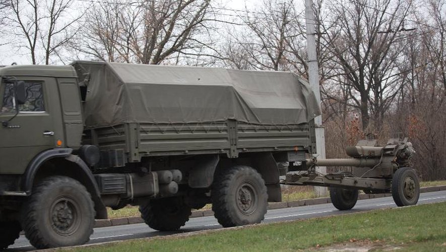 Un camion transporte une pièce d'artillerie vers Donetsk, le 11 novembre 2004