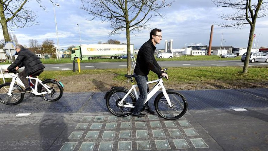 Des cyclistes roulent sur la "SolaRoad", à Krommenie aux Pays-Bas, le 12 novembre 2014