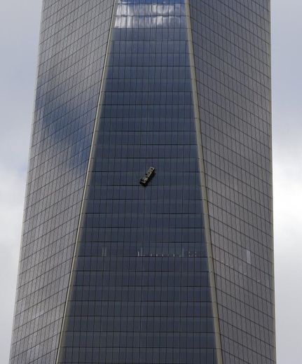 Des laveurs de carreaux accrochés à leur nacelle au 69e étage de la tour 1 du World Trade Center à New York, le 12 novembre 2014