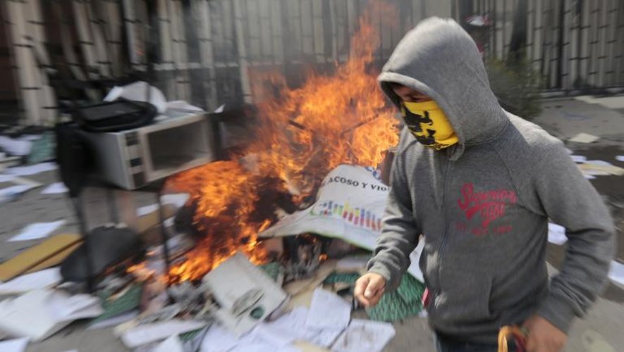 Des manifestants ont mis le feu au siège du secrétariat à l'Education régional à Chilpancingo, Etat du Guerrero, Mexique, le 12 novembre 2014