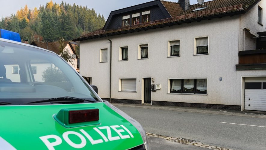 Une voiture de police le 13 novembre 2015 devant une maison à Wallenfels, où les corps de plusieurs enfants ont été trouvés