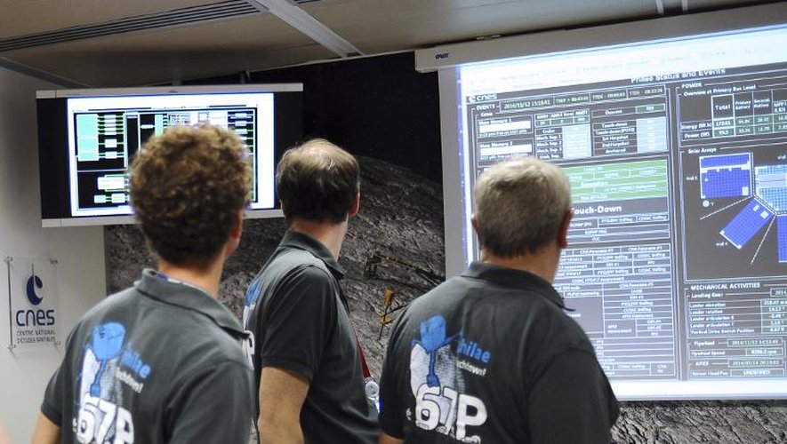 Des scientifiques suivent sur écran les données transmises par le robot Philae après son atterrissage sur la comète "Tchouri", le 12 novembre 2014 au Centre national d'Etudes Spatiales (CNES) à Toulouse