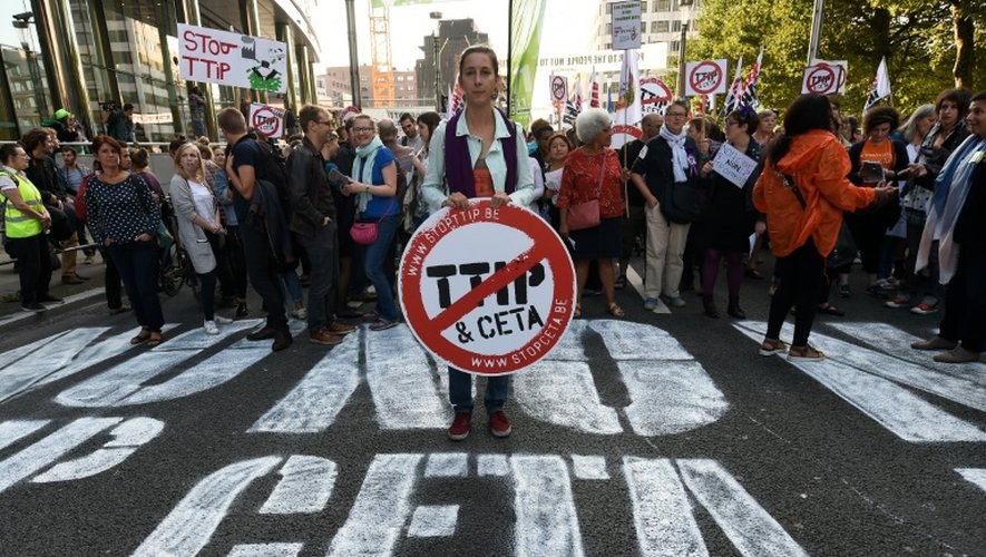 Manifestation contre le TTIP et le Ceta, un accord conclu avec le Canada, devant le siège des institutions européennes à Bruxelles, le 20 septembre 2016