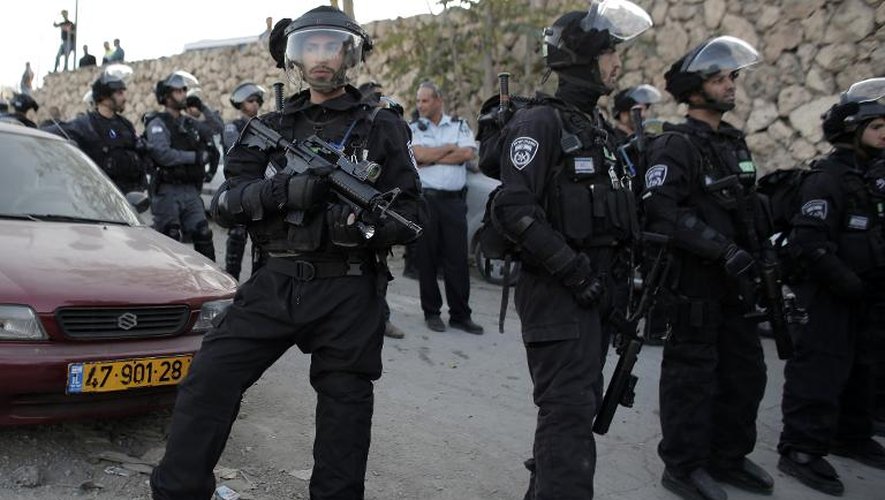 Des forces de sécurité israéliennes positionnées à l'entrée du village arabe Issawiya près de Jérusalem est