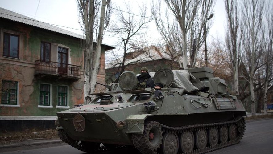 Un char traverse le 12 novembre 2014 le village de Torez à l'est de Donetsk