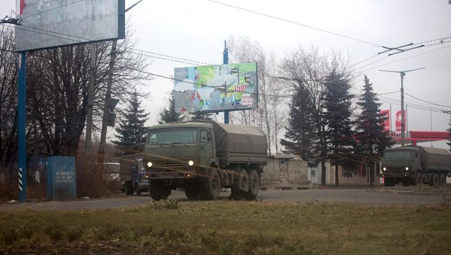 Un convoi de camions militaires sans plaques d'immatriculation le 11 novembre 2014 sur une route à l'est de Donetsk
