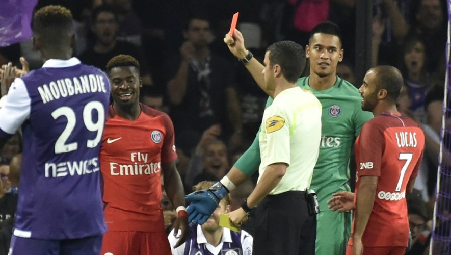 L'arbitre Franck Schneider montre le carton rouge à Serge Aurier, le 23 septembre 2016 lors du match à Toulouse